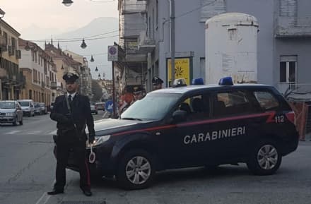 CUORGNE' - Li rimprovera per gli schiamazzi e viene pestato davanti alla compagna incinta