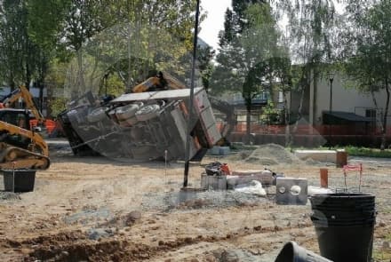 RIVAROLO CANAVESE - Camion resta in bilico nel cantiere di via San Francesco - FOTO e VIDEO