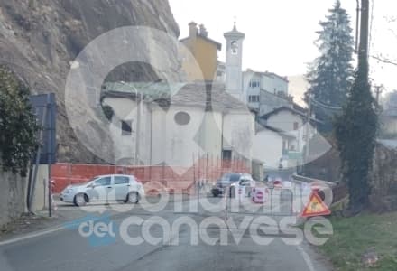 PONT CANAVESE - Strada chiusa da oltre un mese per il crollo dei massi: qualcuno sposta le transenne per passare lo stesso