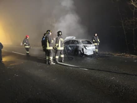 LOMBARDORE - Auto va a fuoco durante la marcia: automobilista in salvo