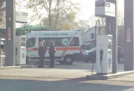 LEINI - Rapina con sparatoria: migliora il benzinaio ferito