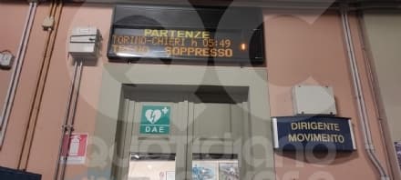 RIVAROLO CANAVESE - Manca la corrente sulla Canavesana: treni fermi, pendolari a piedi (e furenti)