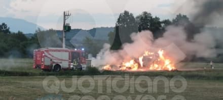 CASTELLAMONTE-BAIRO - Carico di rotoballe prende fuoco sulla Pedemontana - FOTO E VIDEO
