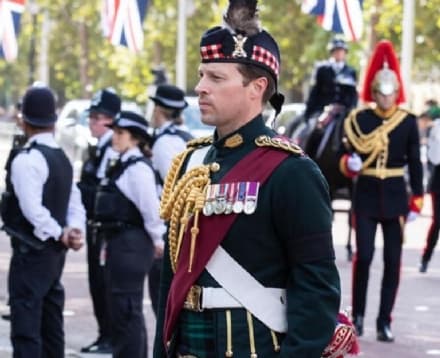 CURIOSITA’ – Il mistero dell’uomo in kilt vicino a King Charles