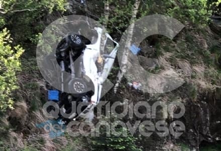 INCIDENTE MORTALE A TRAVERSELLA - Auto precipita nel burrone, morta una donna - FOTO