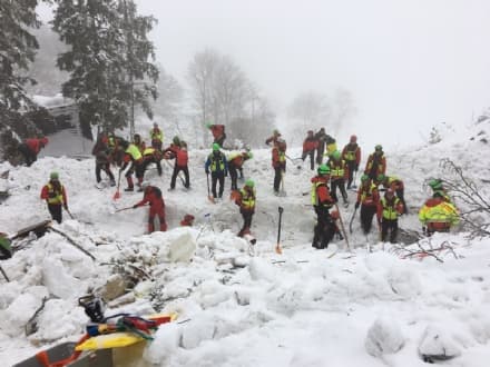 SLAVINA SULL'HOTEL RIGOPIANO - Dal Canavese all'Abruzzo: Soccorso Alpino al lavoro - FOTO