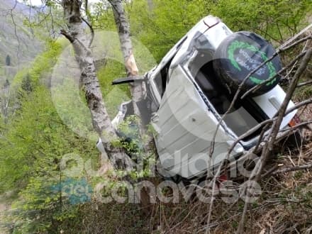 TRAVERSELLA - Auto nel burrone, morta una donna di Lugnacco. E' precipitata per cinquanta metri - FOTO