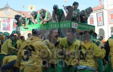CARNEVALE IVREA - Battaglia delle arance, oggi l'ultimo giorno poi la marcia funebre chiuderà l'evento - FOTO