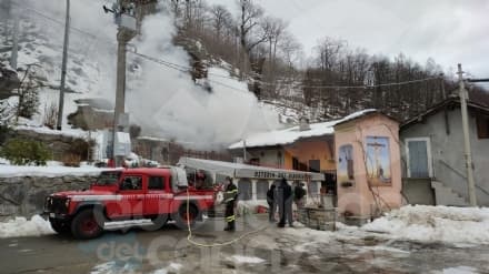 NOASCA - Incendio a Frera sopra l'Osteria dei viaggiatori. Intervento dei vigili del fuoco - FOTO E VIDEO
