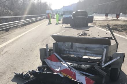 SCHIANTO IN AUTOSTRADA - Sfascia l'auto da 100 mila euro contro il «freccione» luminoso del cantiere - FOTO