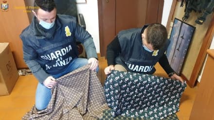 CHIVASSO - Le mascherine di Gucci e Armani erano farlocche: nove persone denunciate dalla guardia di finanza - VIDEO