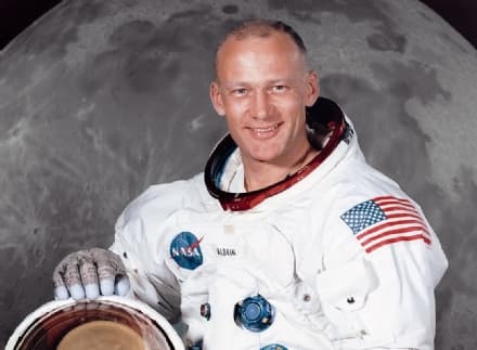 ASTE - All'incanto la collezione di reperti spaziali di Buzz Aldrin