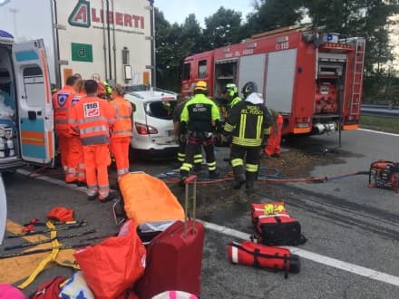 TRAGEDIA SULLA IVREA-SANTHIA' - Un morto e tre feriti nello scontro tra auto e tir - FOTO