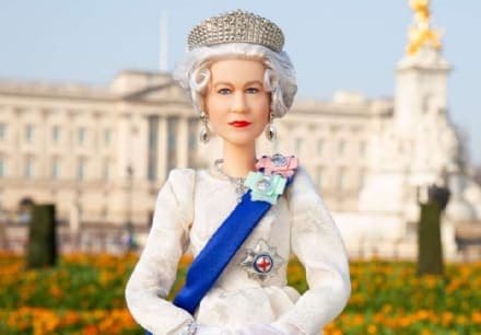 TOYS – La Barbie Elisabetta II, la bambola regale