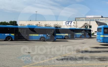 IVREA - In un mese saltate 525 corse bus: arriva una maxi multa di oltre mezzo milione di euro per i disagi ai pendolari