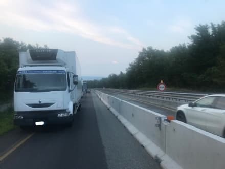 AUTOSTRADA A5 - Camion in panne nel tratto ad una sola corsia: traffico bloccato tra Scarmagno e San Giorgio Canavese