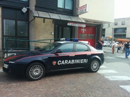 STRAMBINO - Lite sulla spiaggia, donna spacca un bicchiere di vetro in testa a un uomo: finiscono entrambi in ospedale