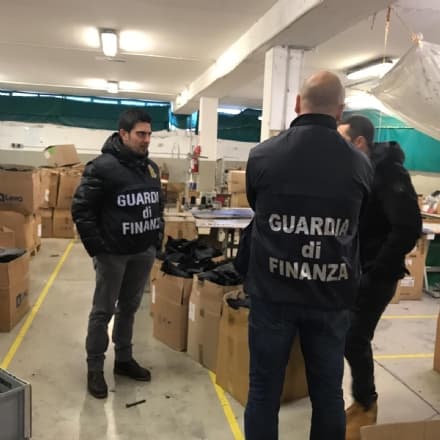 CANAVESE - Operai cinesi segregati come schiavi: operazione della guardia di finanza ad Agliè, Montalenghe e Cuceglio
