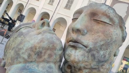 IVREA - La città «museo a cielo aperto» con le due opere di Mitoraj in piazza Ottinetti - FOTO e VIDEO