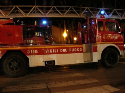 IVREA - Fiamme in cascina: Capodanno al lavoro per i pompieri