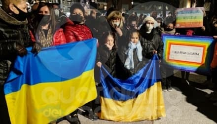 RIVAROLO CANAVESE - Tanta gente in piazza contro la guerra: «Siamo vicini all'Ucraina» - FOTO e VIDEO