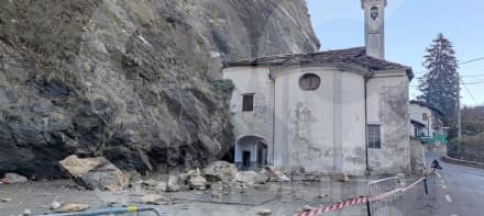 PONT CANAVESE - Frana sulla chiesa di Santa Maria delle Rogge, la strada è ancora chiusa