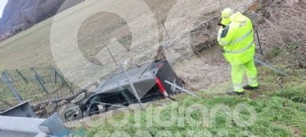 QUINCINETTO-IVREA - Schianto sull'autostrada A5, furgone finisce nel canale - FOTO