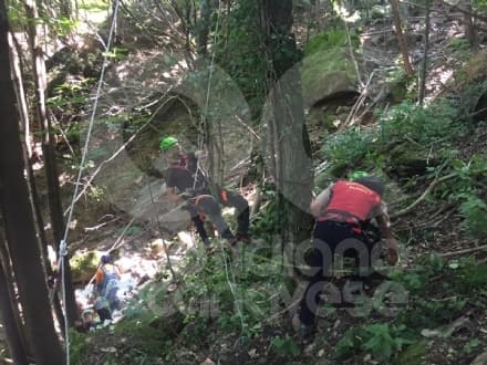 BROSSO - Parapendista precipita dopo il lancio dal monte Cavallaria e resta appeso agli alberi - FOTO