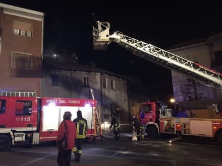 VOLPIANO - Incendio devasta la casa più antica del centro - FOTO