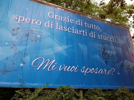 IVREA - Affitta un cartellone pubblicitario per chiedere alla fidanzata di sposarlo - FOTO