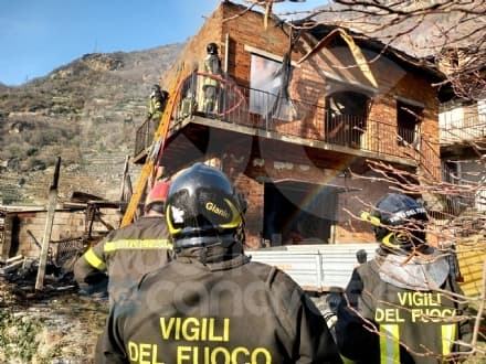CAREMA - Incendio devasta un'abitazione: intervento in forze dei vigili del fuoco - FOTO