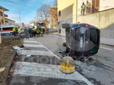 RIVAROLO CANAVESE - Scontro in via della Lumaca tra due auto: una donna ferita - FOTO