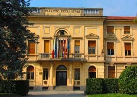 IVREA - Riprendono «I Venerdì del Botta» con ospite Oreste Valente