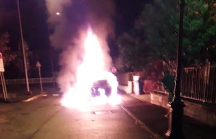 CASTELLAMONTE - Auto a fuoco, pompieri domano il rogo - FOTO