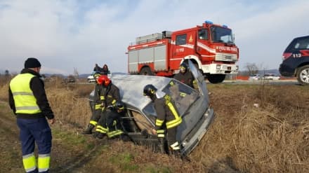 BAIRO-CASTELLAMONTE - Finisce con il furgone nella scarpata per evitare un'auto pirata - FOTO e VIDEO