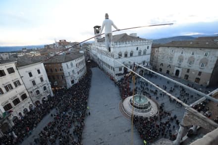 CERESOLE REALE - Il funambolo Loreni a spasso tra le nuvole sopra il lago: spettacolare traversata per i 90 anni della diga