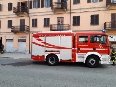 CUORGNE' - Fiamme nel sottotetto di una palazzina, attimi di apprensione in via Torino