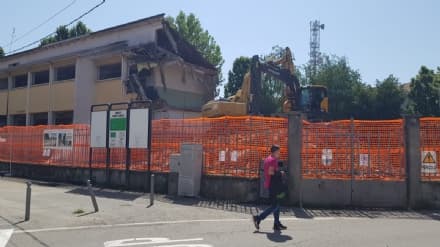 RIVAROLO - Procede l'abbattimento della scuola elementare