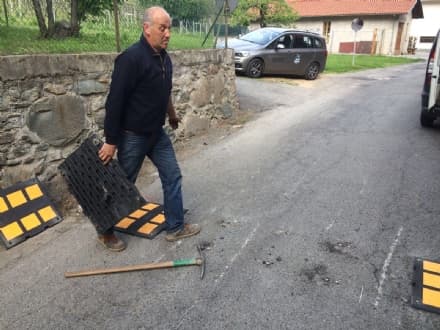 AGLIE' - Il Comune mette i dossi e qualcuno li spacca - FOTO