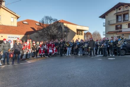 SALASSA - Una squadra di Babbo Natale consegna regali ai 150 nonnini del paese - FOTO