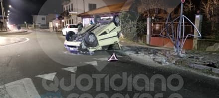 RIVAROLO CANAVESE - Incidente a Vesignano, auto ruote all'aria: due feriti - FOTO