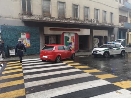 CUORGNE' - Auto senza freno a mano finisce in mezzo alla strada