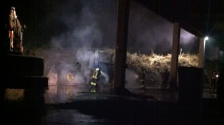 FOGLIZZO - Incendio nel centro di stoccaggio cippato della centrale a biomassa di Rivarolo Canavese - FOTO