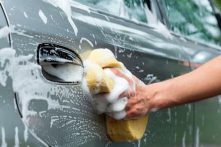 SALERANO - Siccità, nonostante il divieto lava l'auto con l'acqua della casetta Smat: beccato dalla sindaca