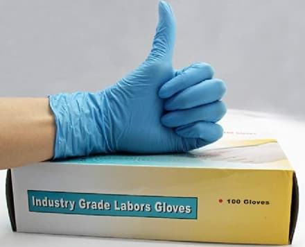 CORONAVIRUS - Guanti nelle mani per proteggersi in casa e fuori