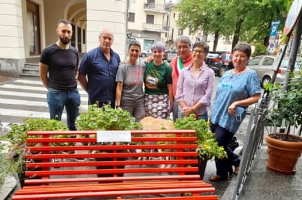 CASTELLAMONTE - Inaugurata la panchina rossa, simbolo contro la violenza sulle donne - FOTO