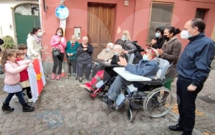 SAN GIORGIO CANAVESE - Commovente incontro tra bimbi e anziani della Rsa al mercato del martedi