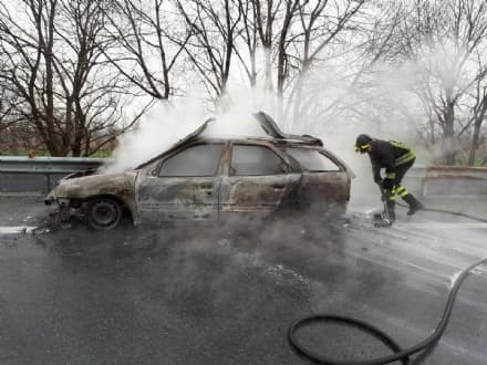 AUTOSTRADA A4 - Auto va a fuoco all'improvviso: salvo un canavesano