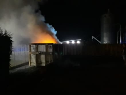 CASTELLAMONTE - Prende fuoco un container nella zona industriale, intervento dei vigili del fuoco