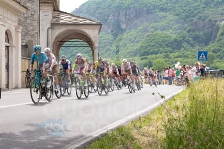 RIVAROLO CANAVESE - Giro d'Italia, a Cogne vince Giulio Ciccone. Dopo la partenza caduti diversi ciclisti, tra loro anche la maglia rosa - FOTO